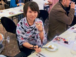 Ragazza cinese con bicchiere di vino