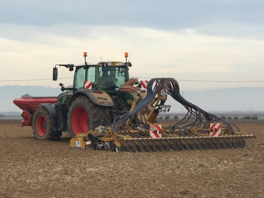 Trattore durante una lavorazione del terreno con semina