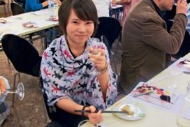 Ragazza cinese con bicchiere di vino