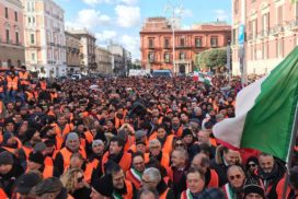 la protesta dei gilet arancioni