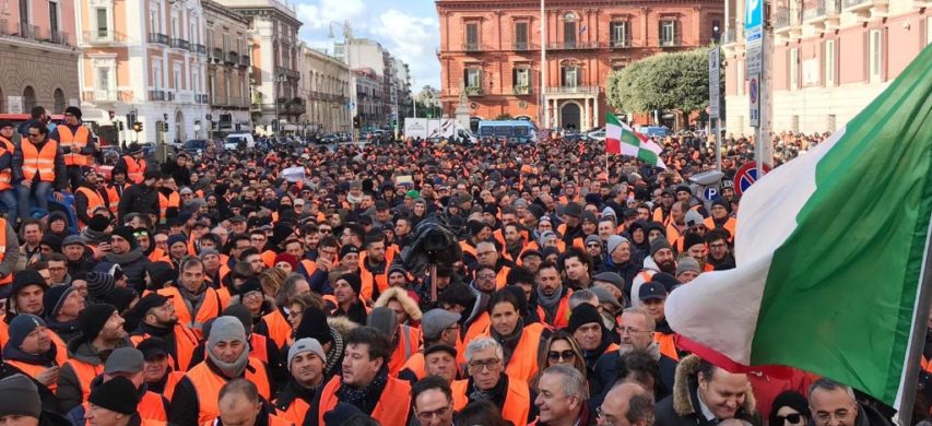 la protesta dei gilet arancioni