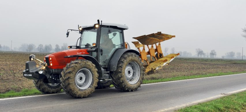 trattore su strada