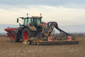 Trattore durante una lavorazione del terreno con semina