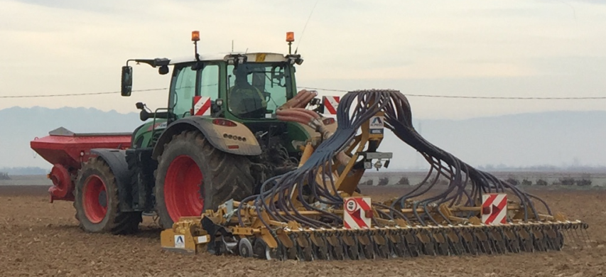 Trattore durante una lavorazione del terreno con semina