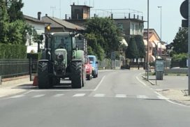 trattore su strada