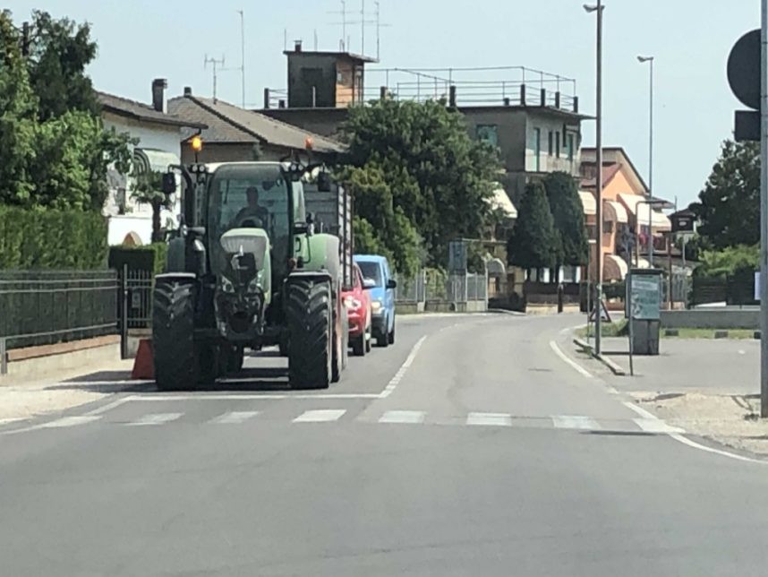 trattore su strada