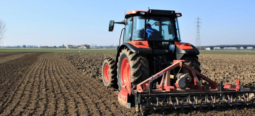 trattore lavorazione terreno