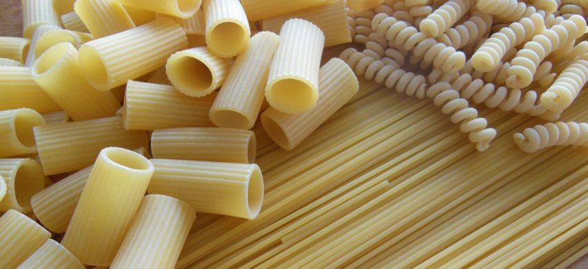 Pasta lunga e corta: spaghetti, maccheroni e fusilli
