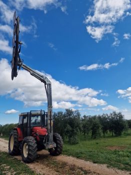 Trattrice con barra falciatrice