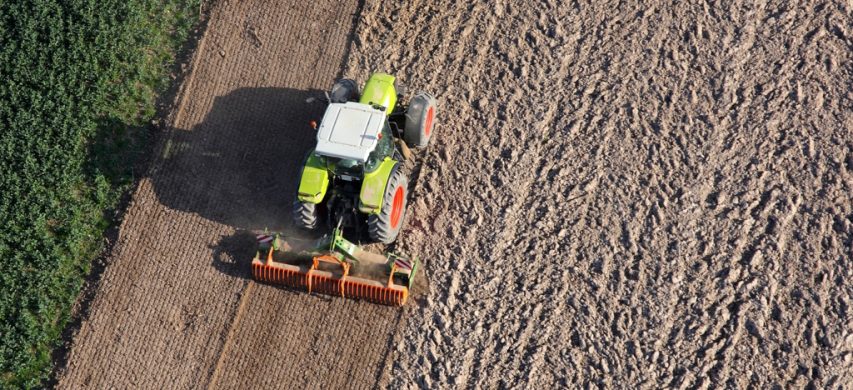 trattore con coltivatore per lavorazione minima conservativa suolo
