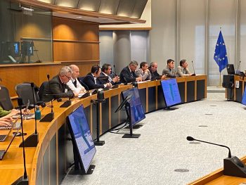 tavolo con persone che parlano del piano globale per aumentare le disponibilità idriche