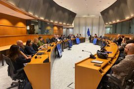 tavolo ocn persone che parlano del piano globale per aumentare le disponibilità idriche