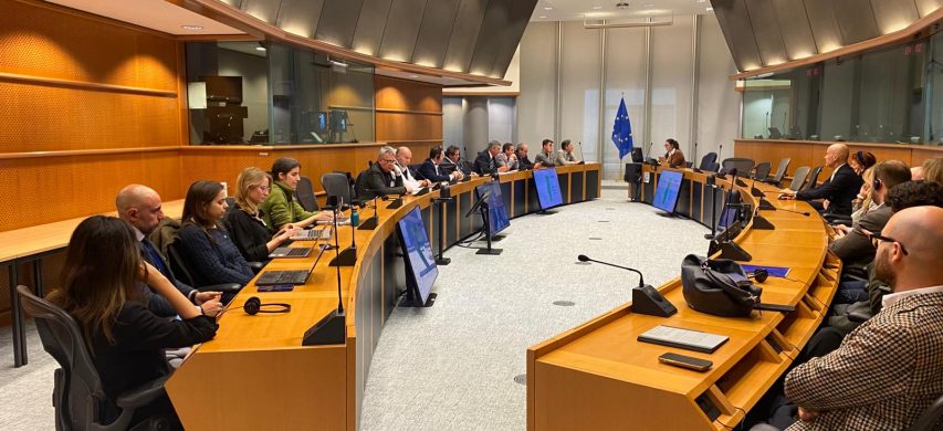 tavolo ocn persone che parlano del piano globale per aumentare le disponibilità idriche