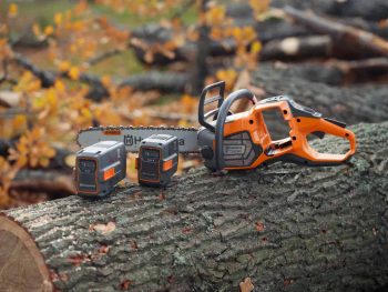 Husqvarna 550i in azione su tronco