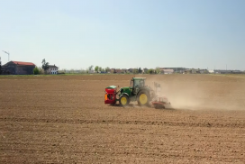 trattore in campo, ok agli aiuti di stato