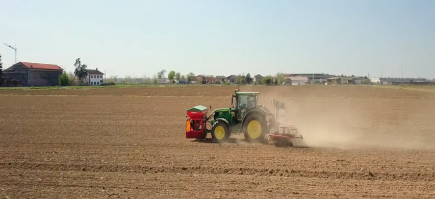 trattore in campo, ok agli aiuti di stato